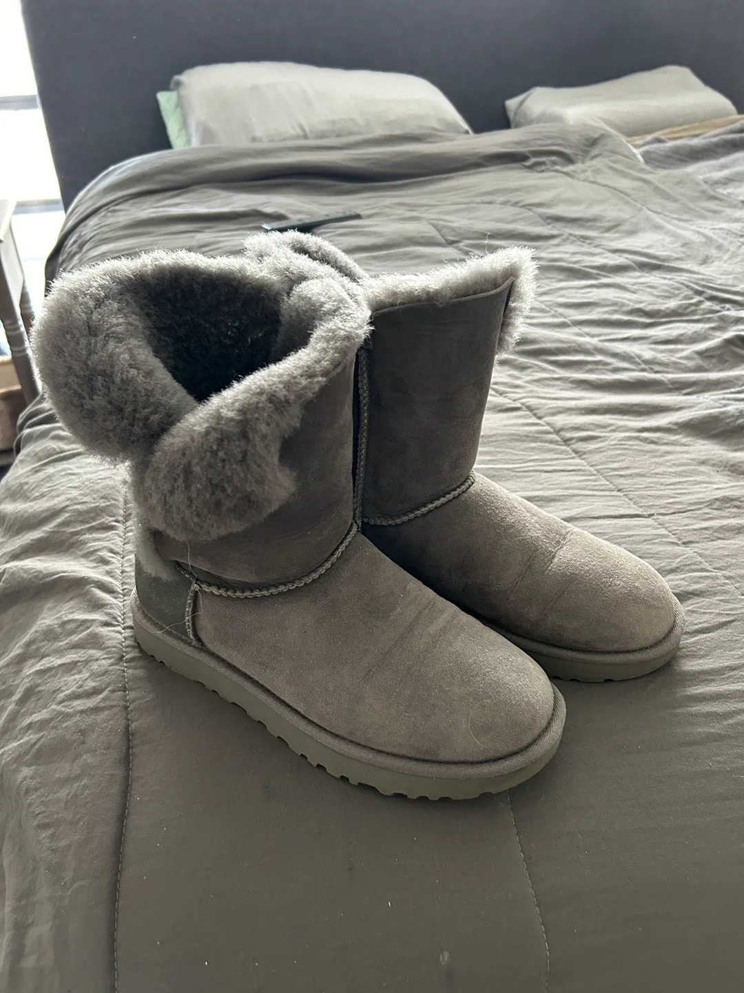 UGG Women's Classic Mini Boots thumbnail