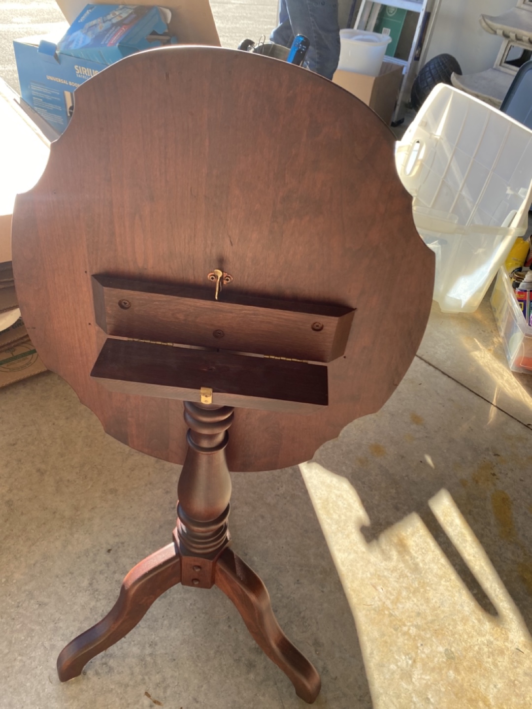 Round Wooden Accent Table - photo 3