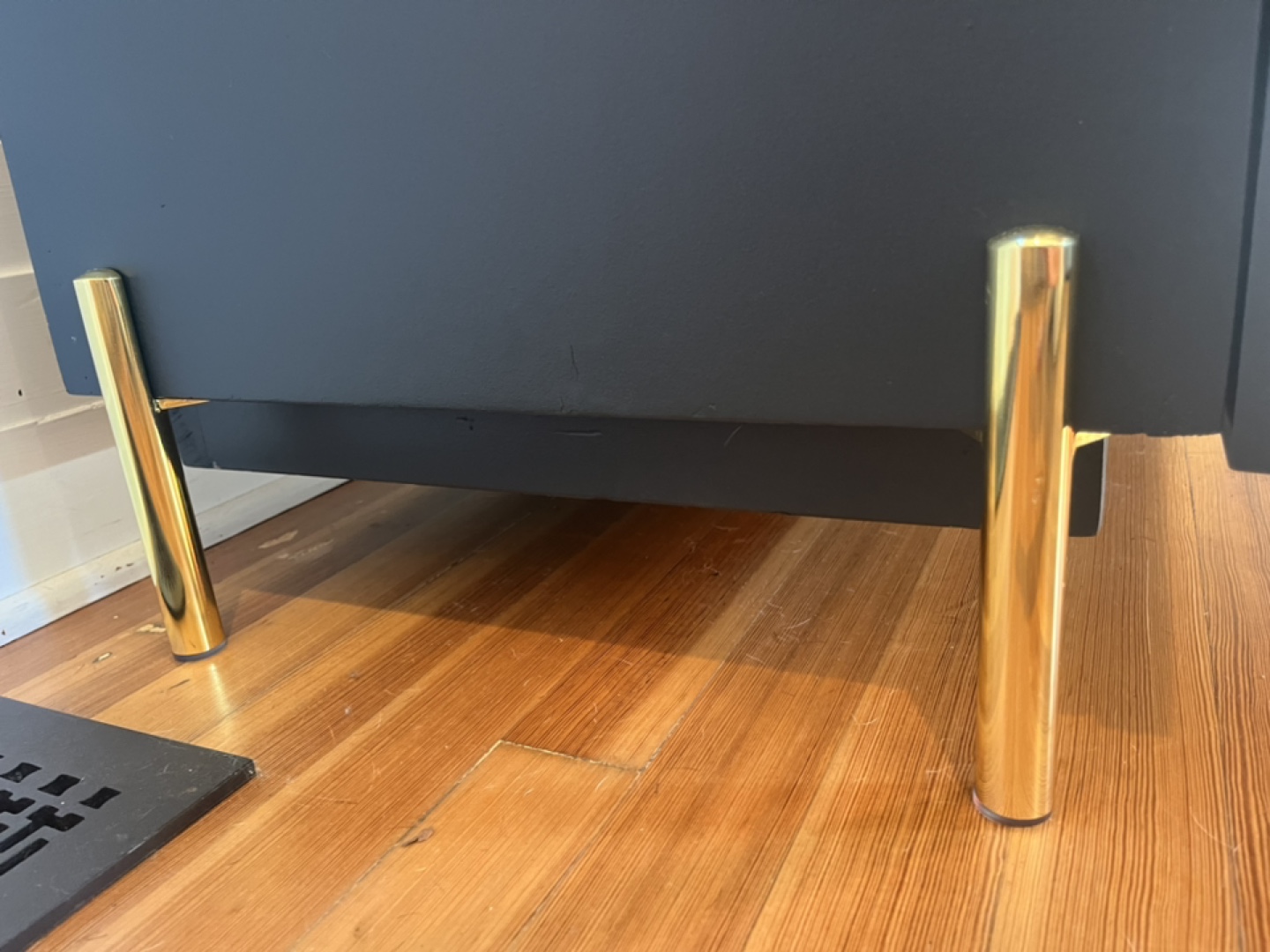 6 Drawer Dresser with Leather Pulls and Brass Legs - photo 2