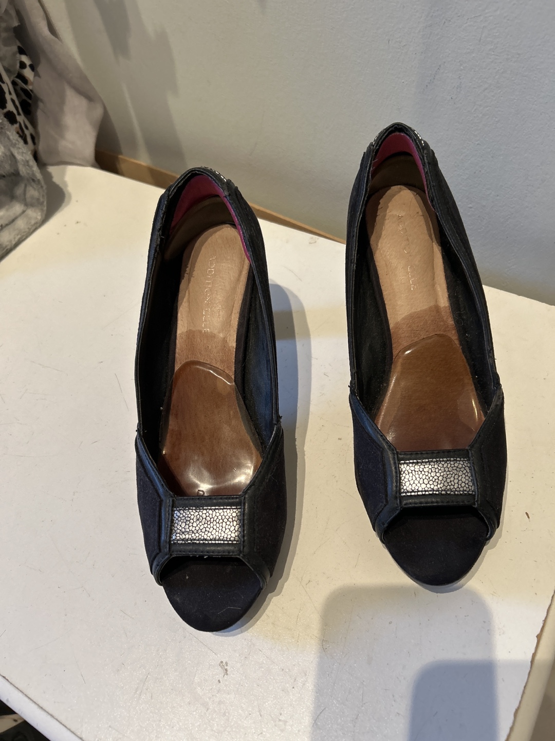 Black peep toe heels - photo 2