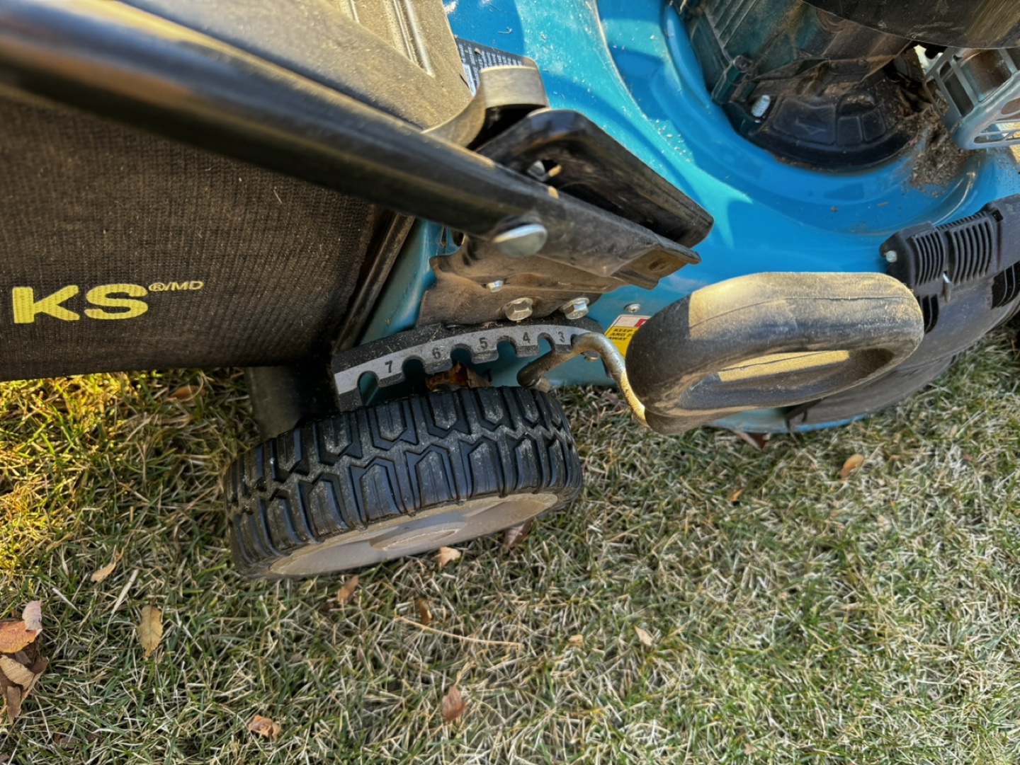 Yardworks Gas Lawn Mower - photo 2