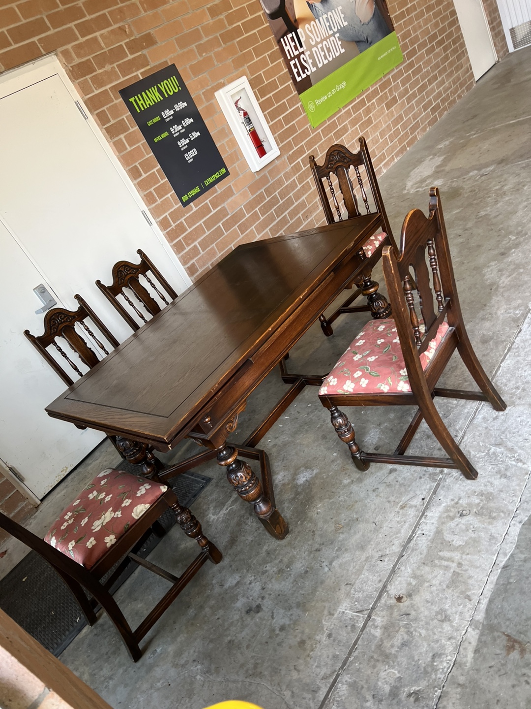 Antique dining table w/2 leaves built in and 5 chairs - photo 5