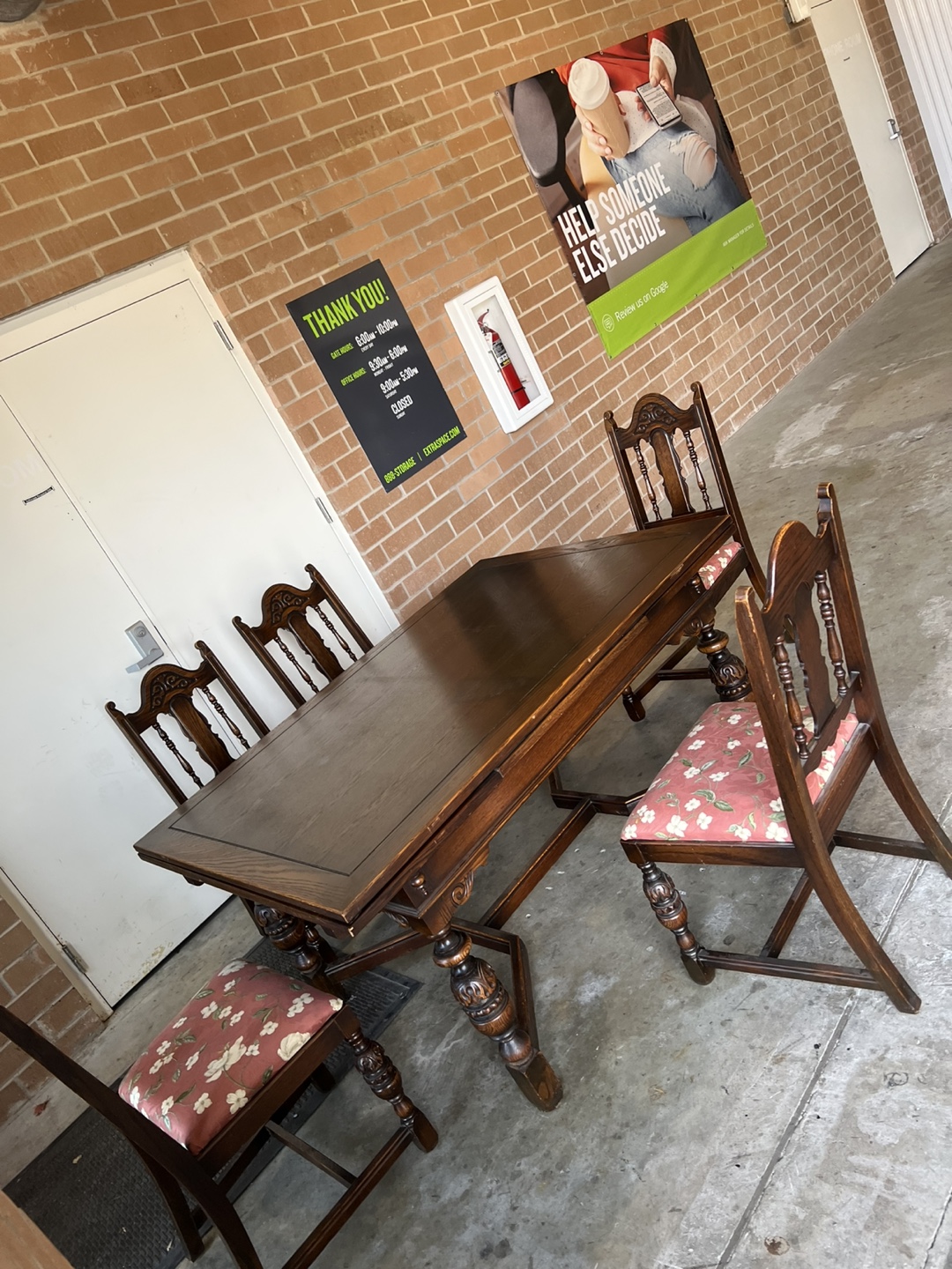 Antique dining table w/2 leaves built in and 5 chairs - photo 3