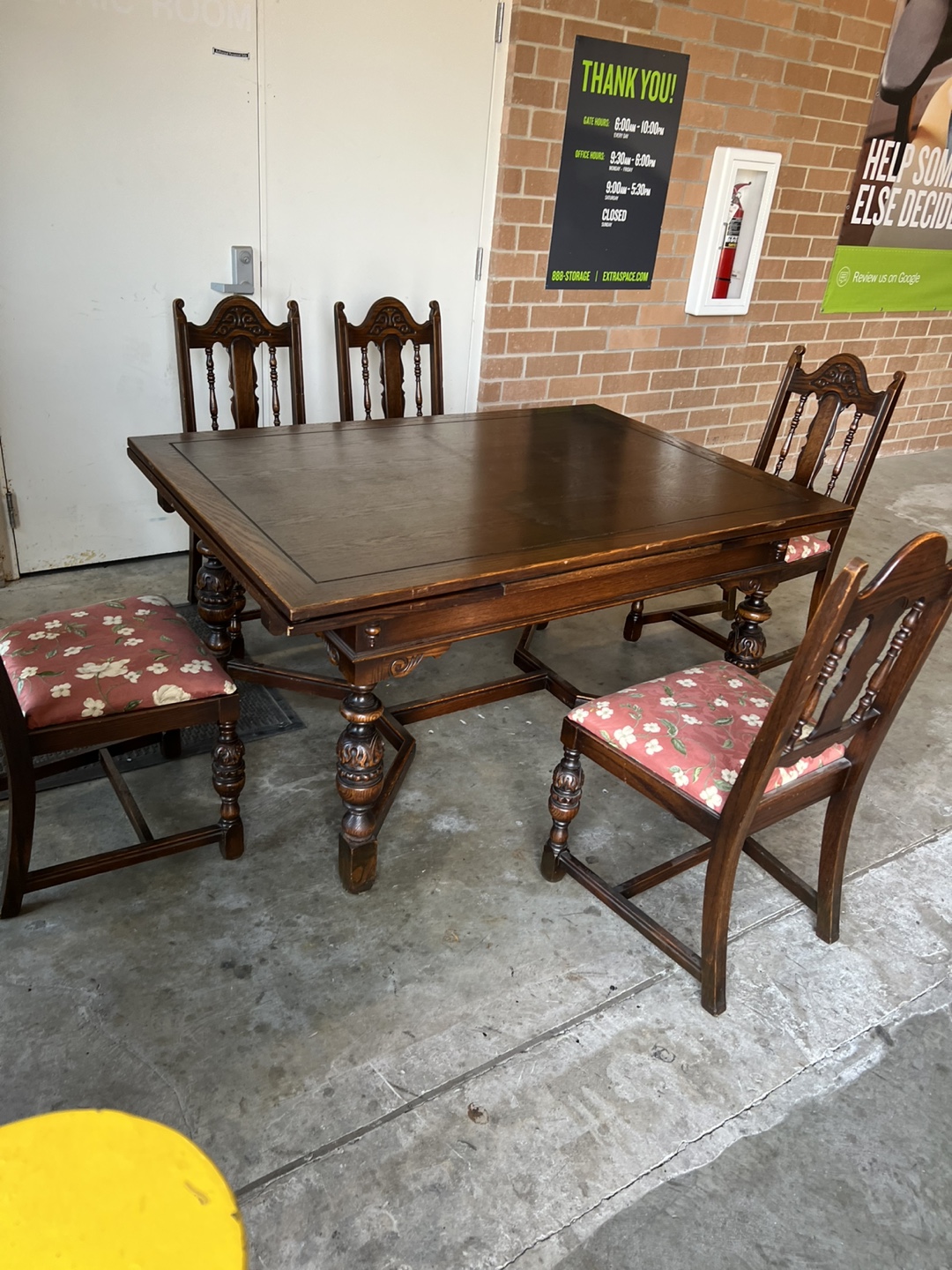 Antique dining table w/2 leaves built in and 5 chairs - photo 4