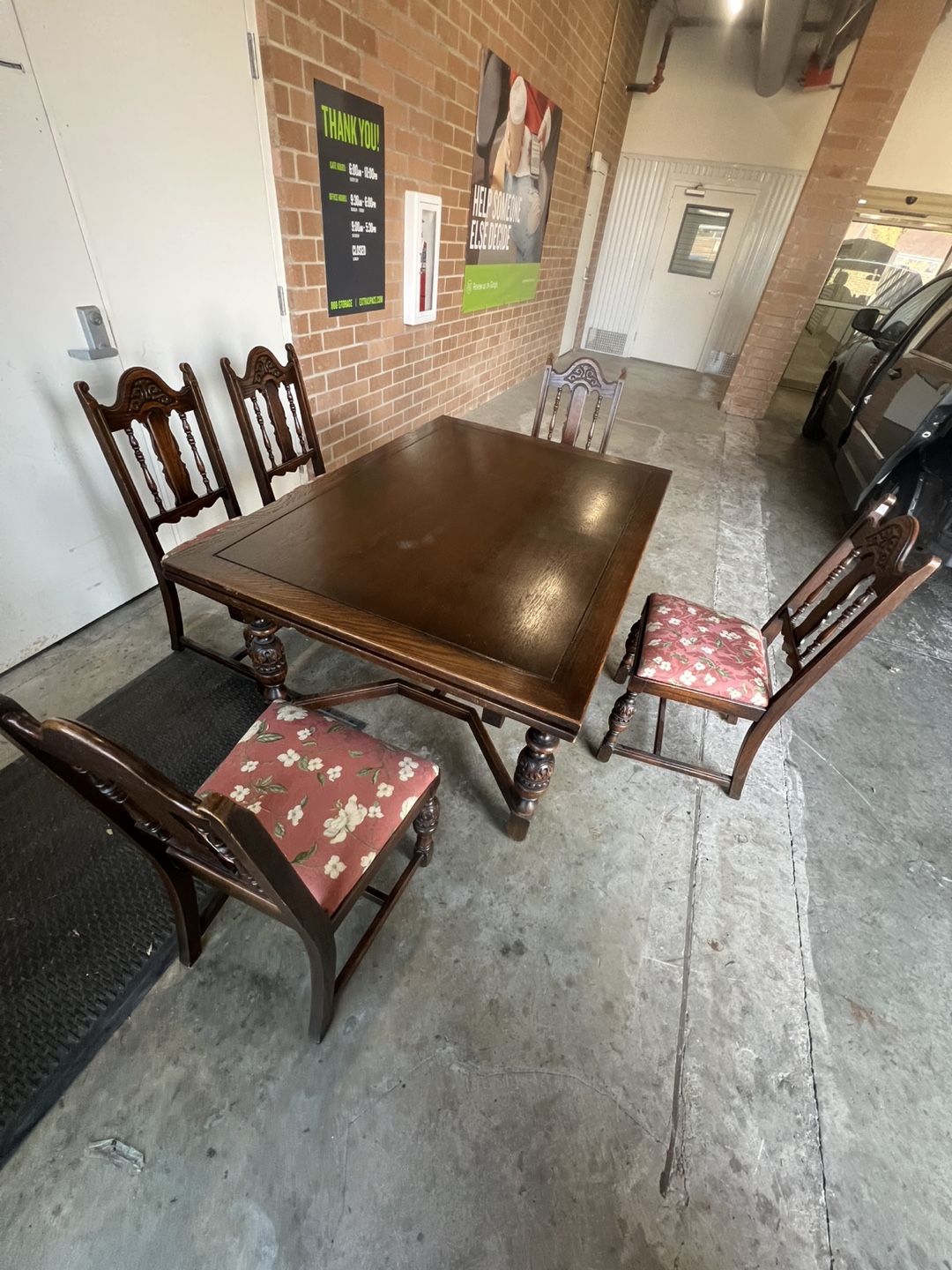 Antique dining table w/2 leaves built in and 5 chairs - photo 2