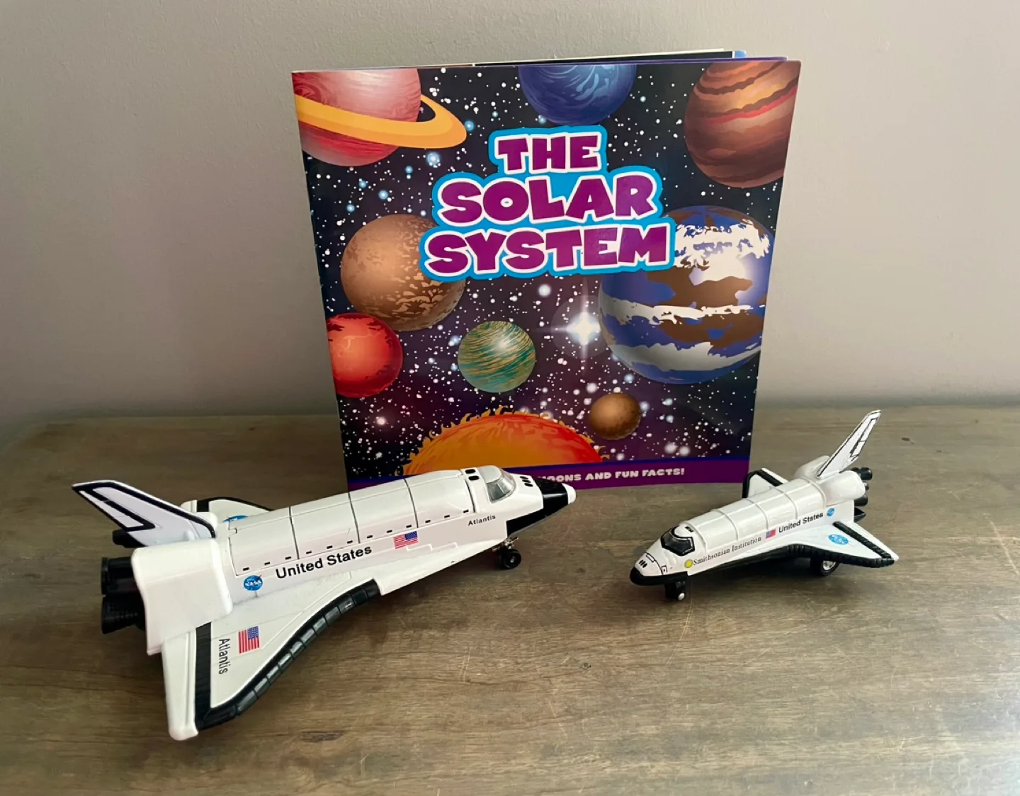 Diecast ATLANTIS & DISCOVERY  Space Shuttles & Space Book Bundle thumbnail