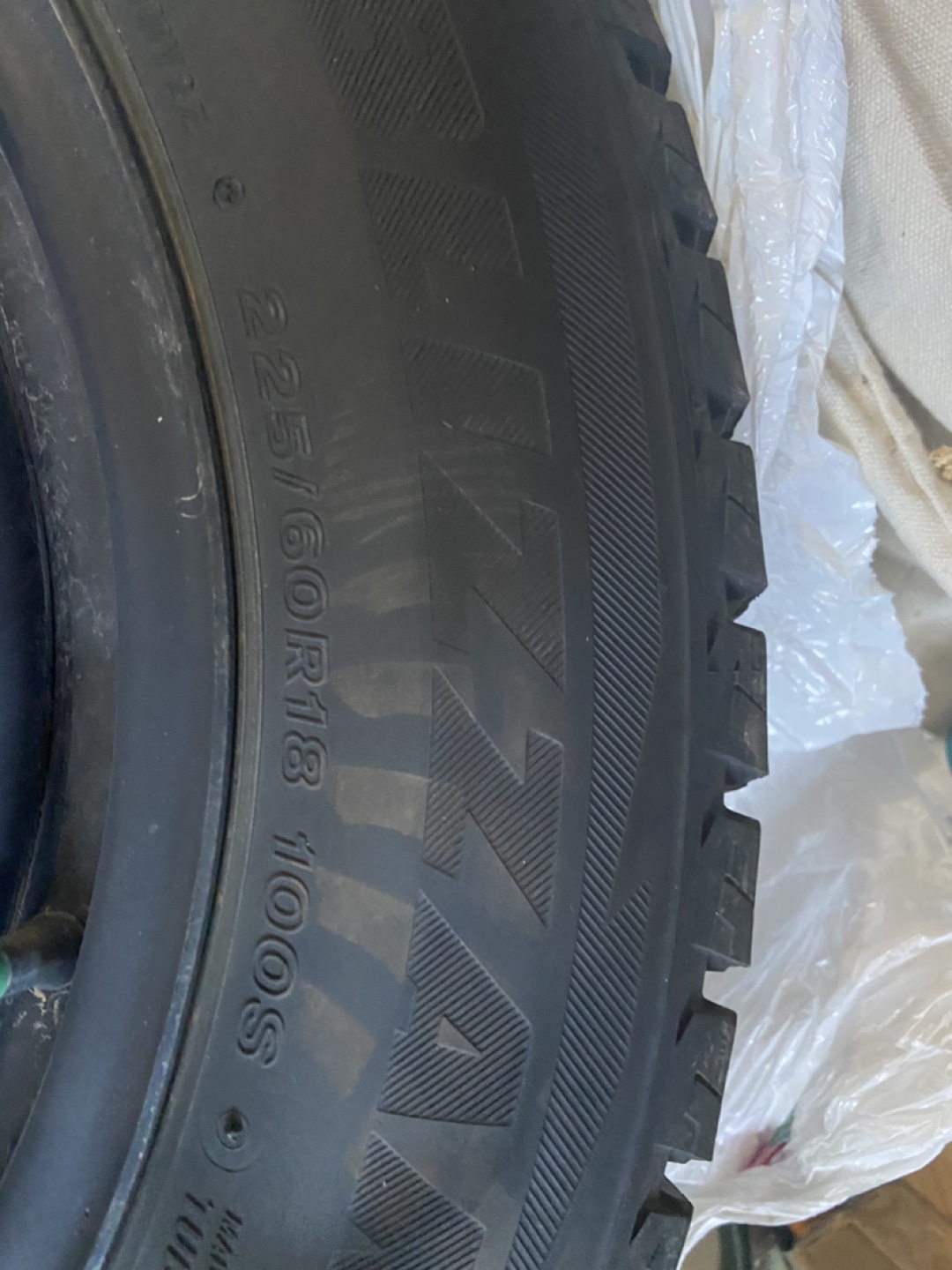 Set of 4 Blizzak DM-V2 Winter Tires - photo 4