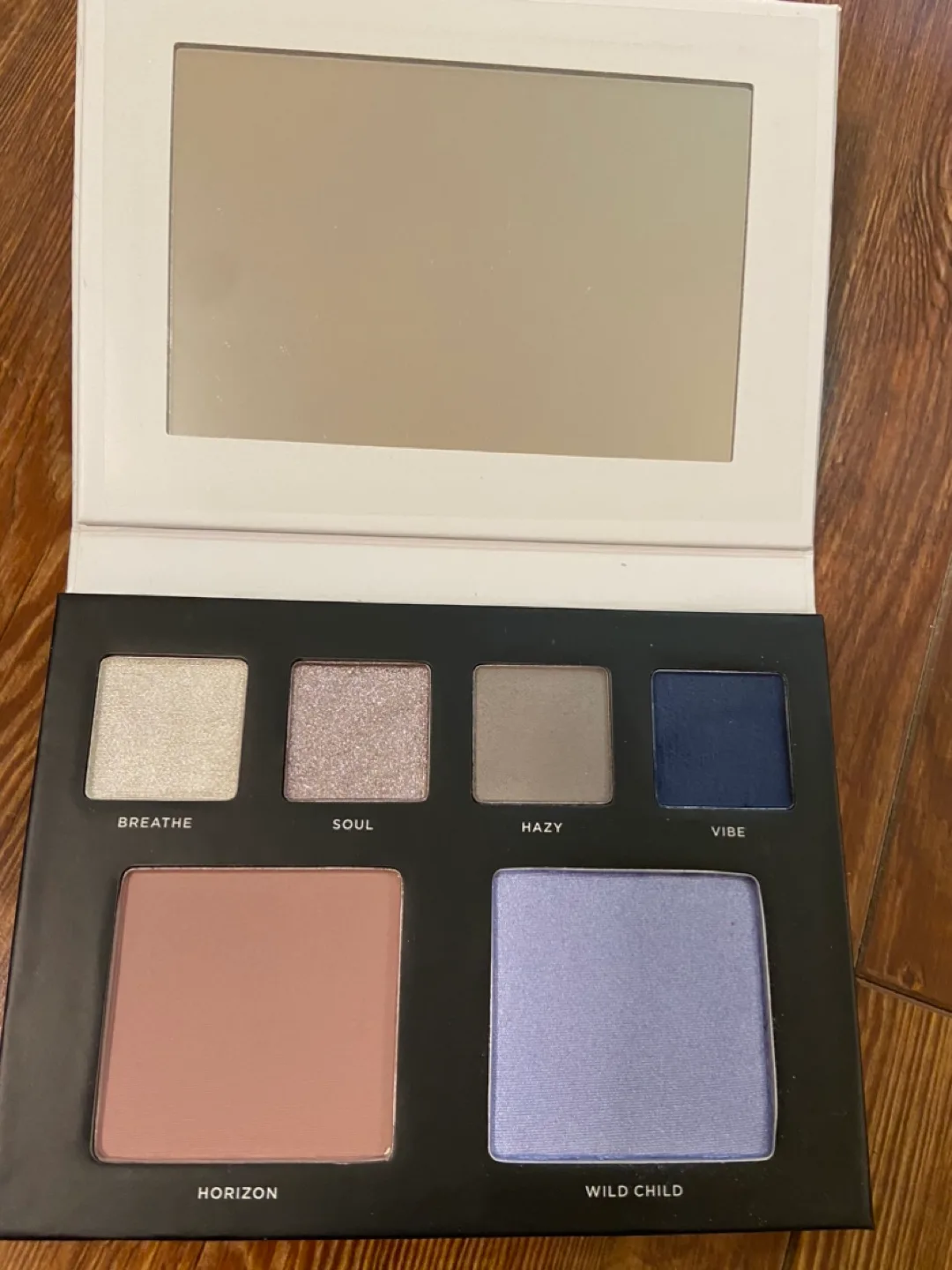 Deck of Scarlet Eyeshadow Palette image indicator(2)