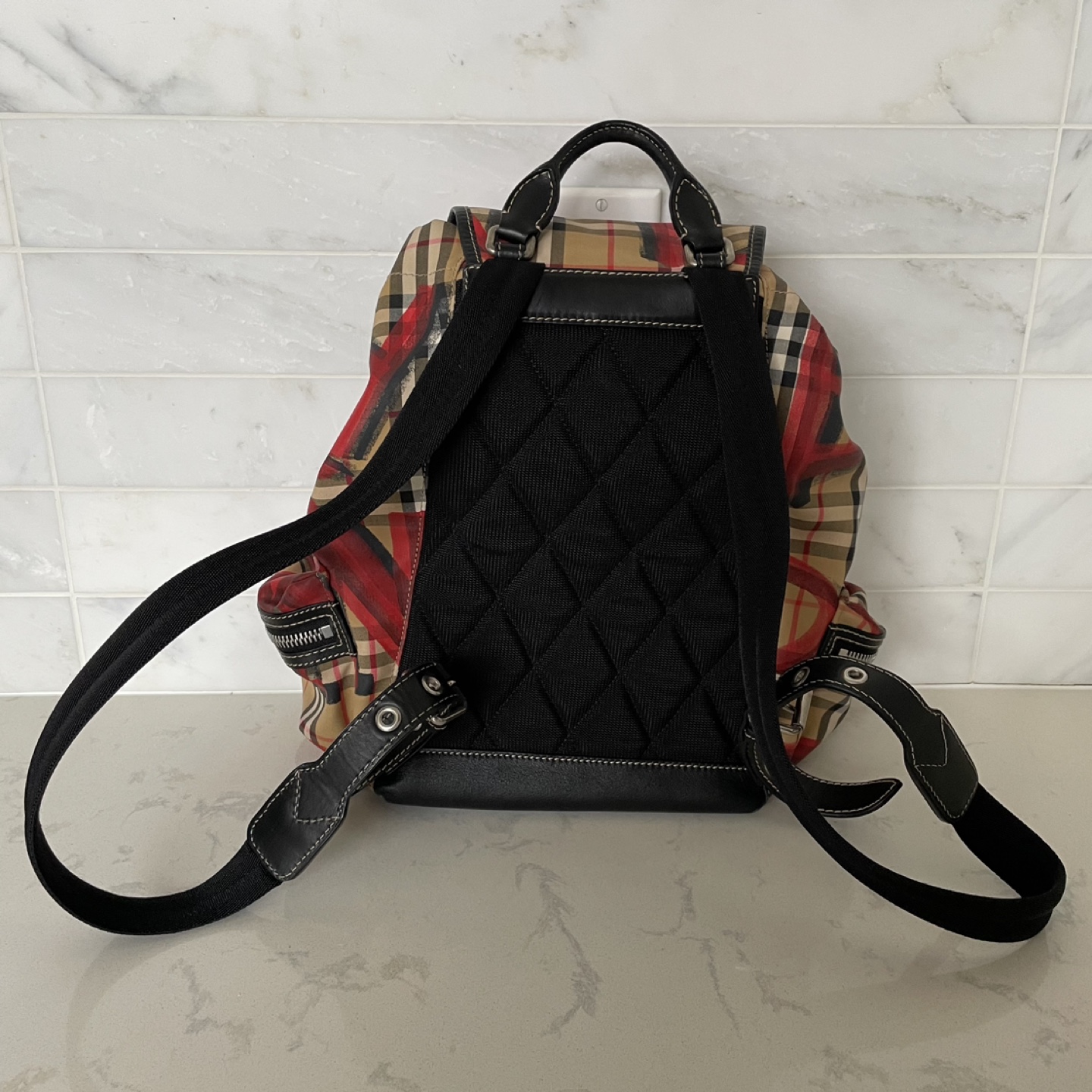 Burberry vintage, graffiti print backpack, excellent condition - photo 2