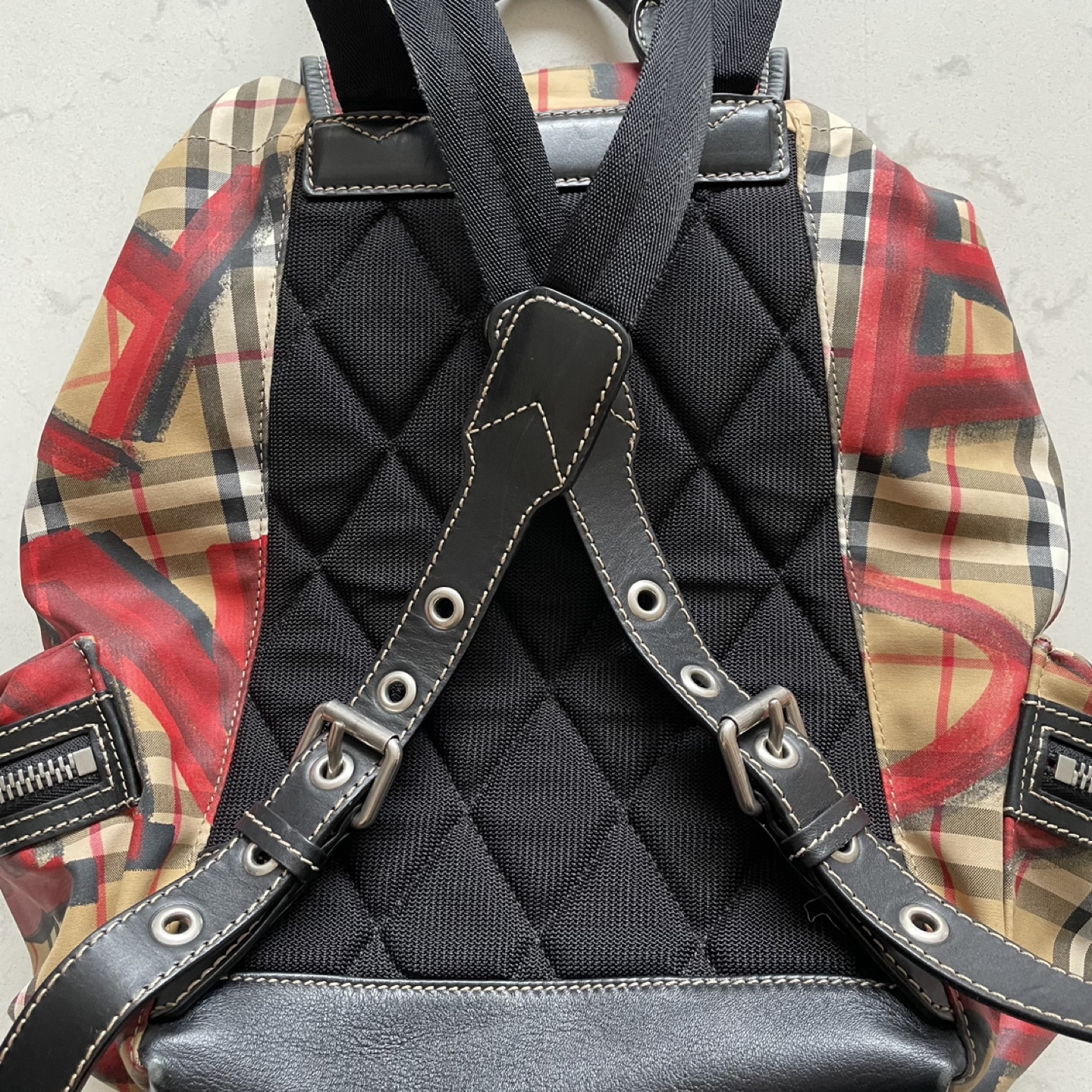 Burberry vintage, graffiti print backpack, excellent condition - photo 3
