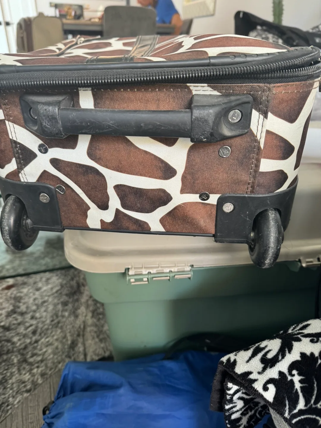 Tracker Rolling Carry-On Luggage image indicator(2)