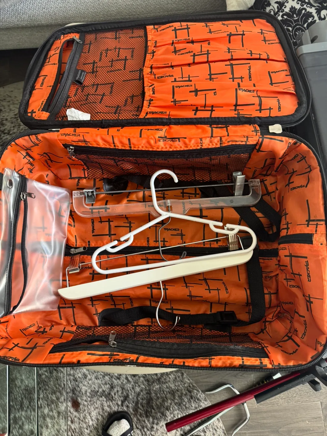 Tracker Rolling Carry-On Luggage image indicator(3)