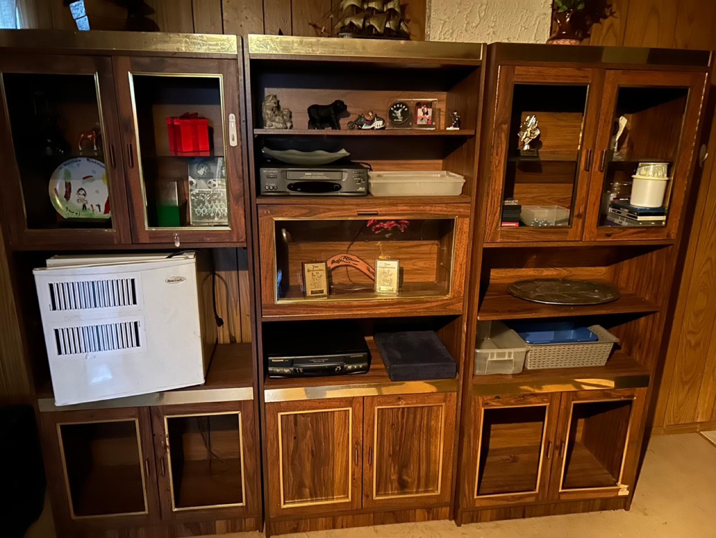 Free wall cabinet