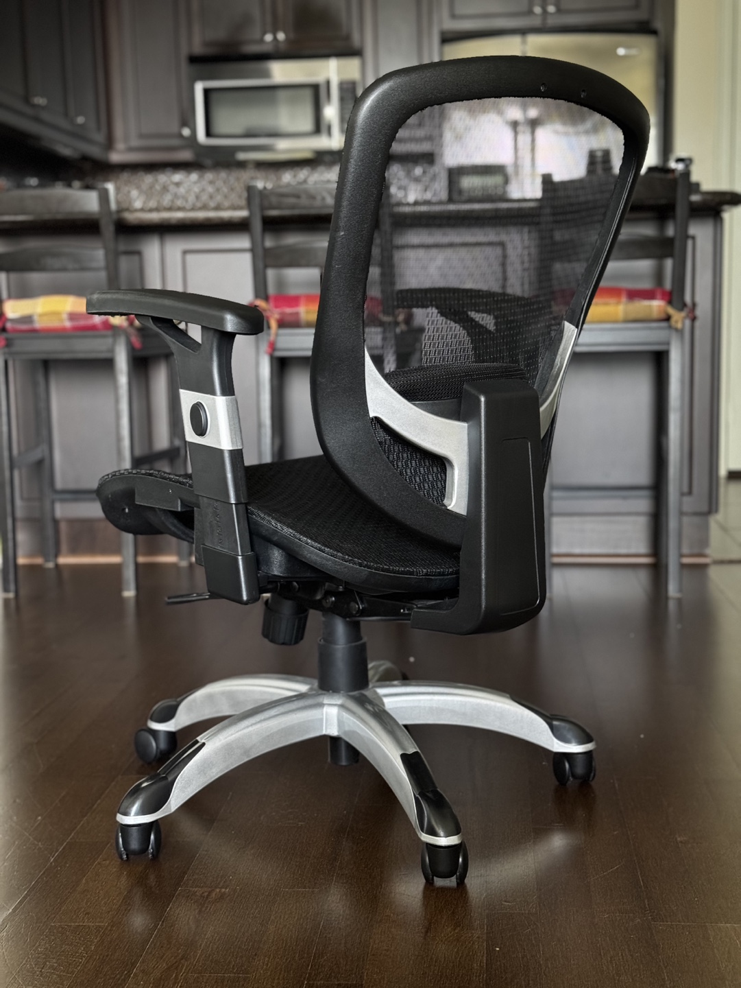 Black Mesh Office Chair - photo 2