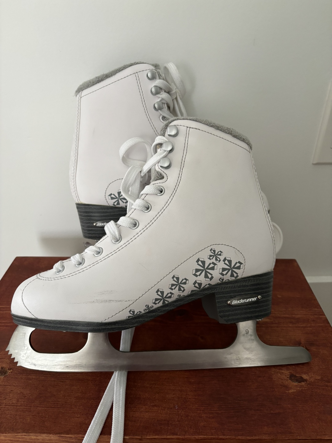 Bladerunner Figure Skates Size 6 - photo 3