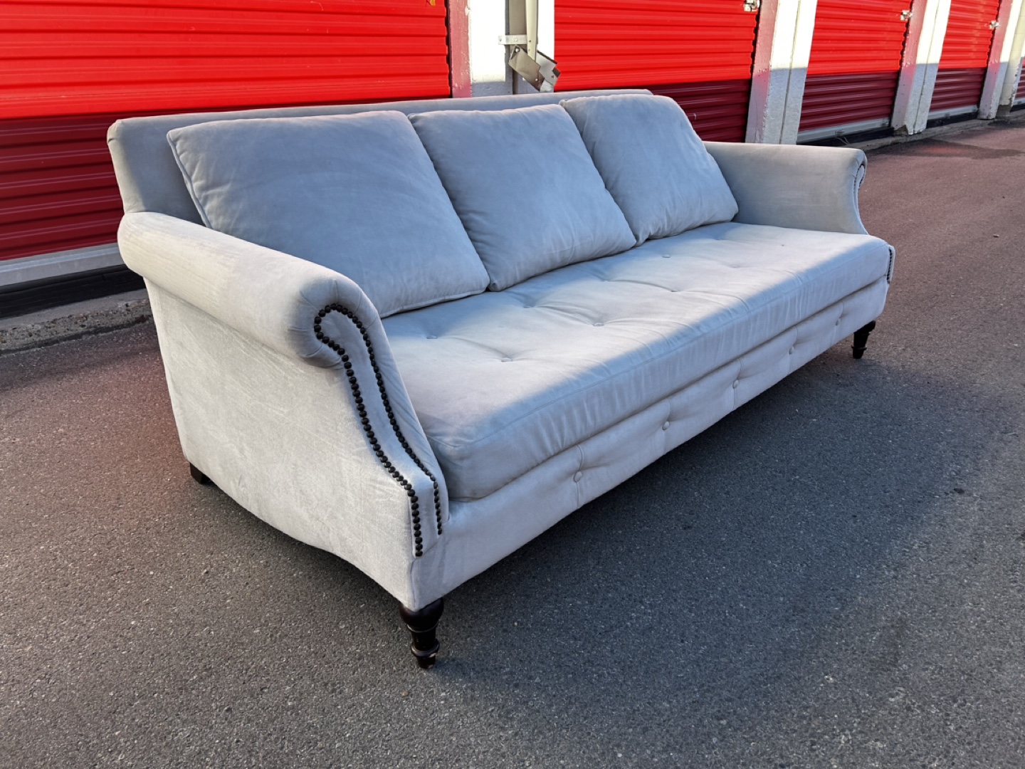 Grey velvet couch (steam cleaned!!) *FREE DELIVERY!!🚚 📦* - photo 3