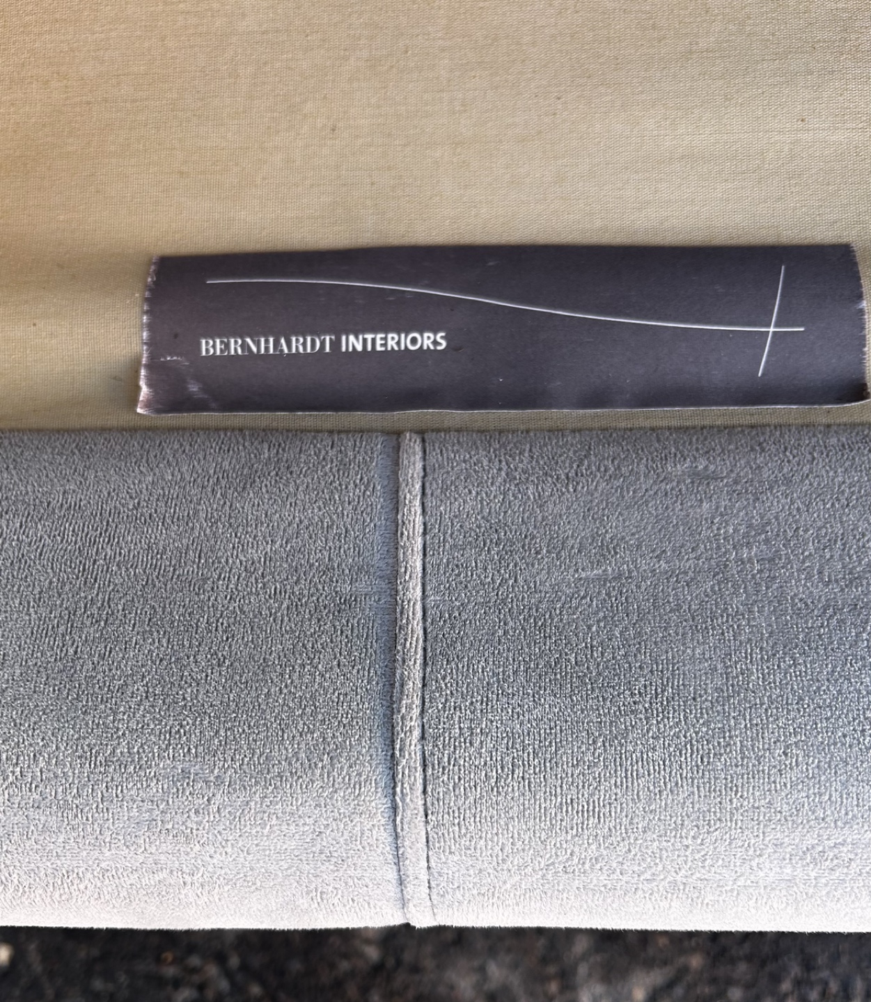 Grey velvet couch (steam cleaned!!) *FREE DELIVERY!!🚚 📦* - photo 5