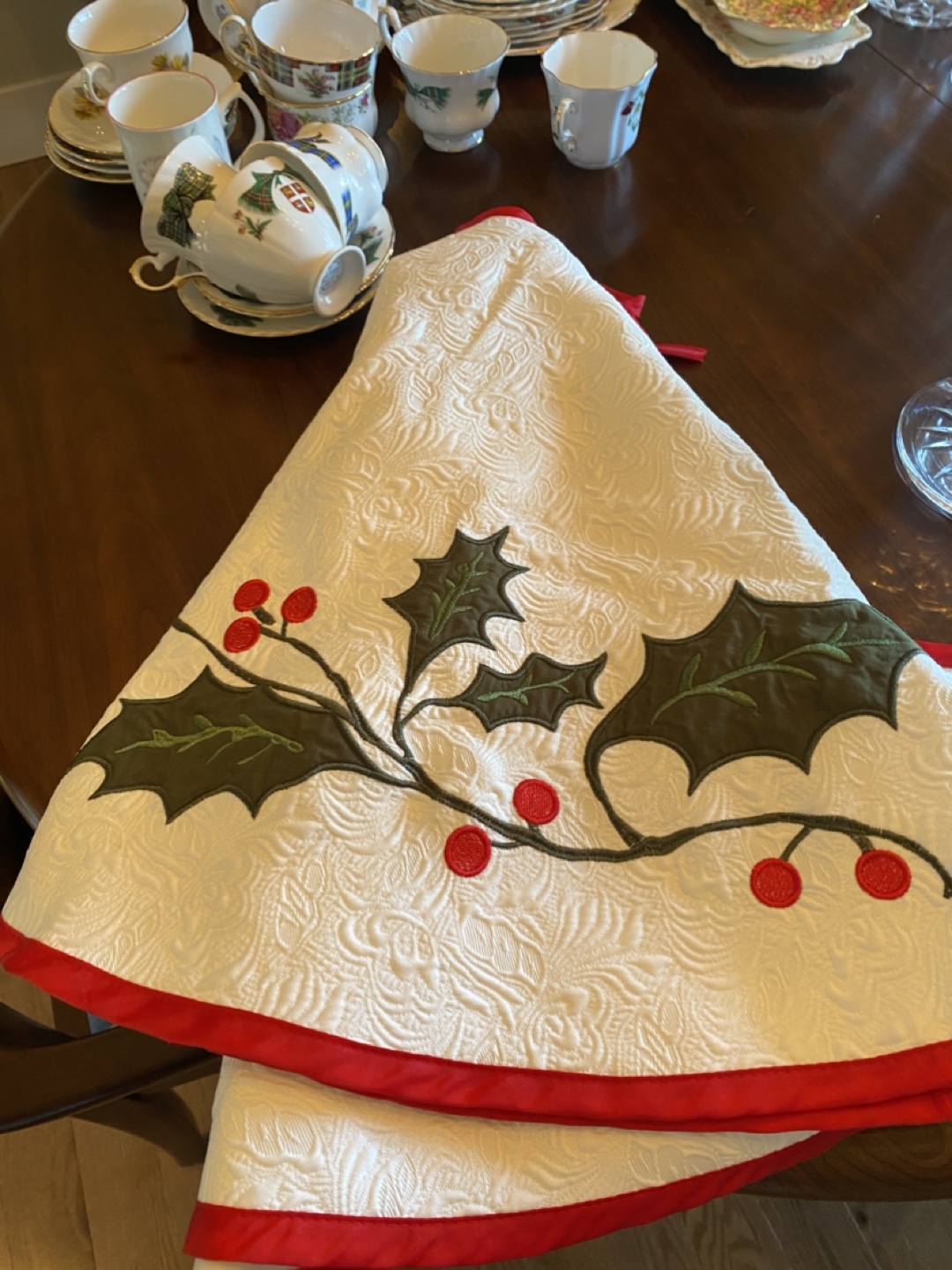 Christmas Tree Skirt with Holly Design - photo 2