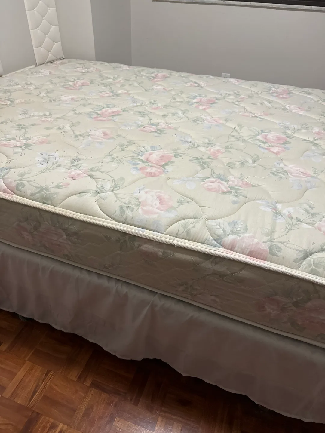 Queen size bed & Mattress thumbnail