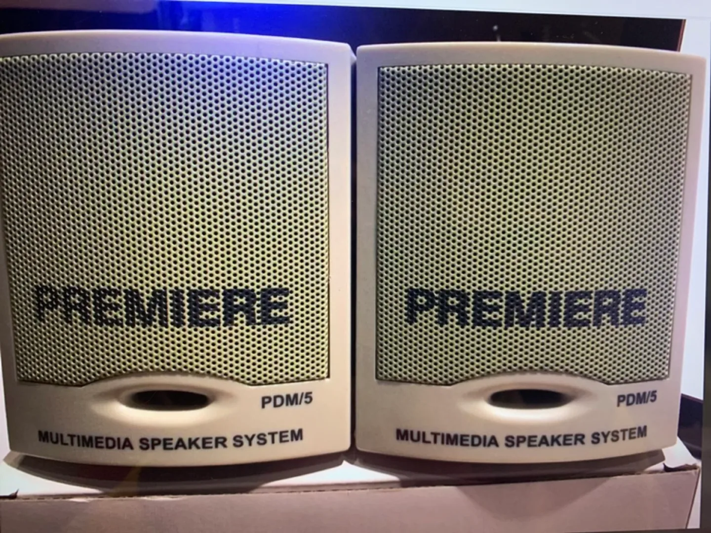 PREMIERE PORTABLE SPEAKERS image indicator(3)