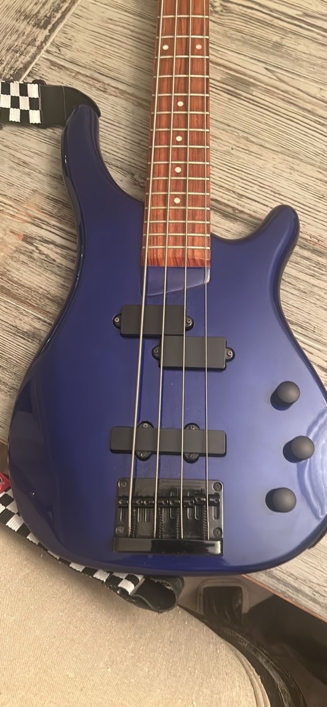 Carlo Robelli Electric Bass Guitar with Case and Amp - photo 4