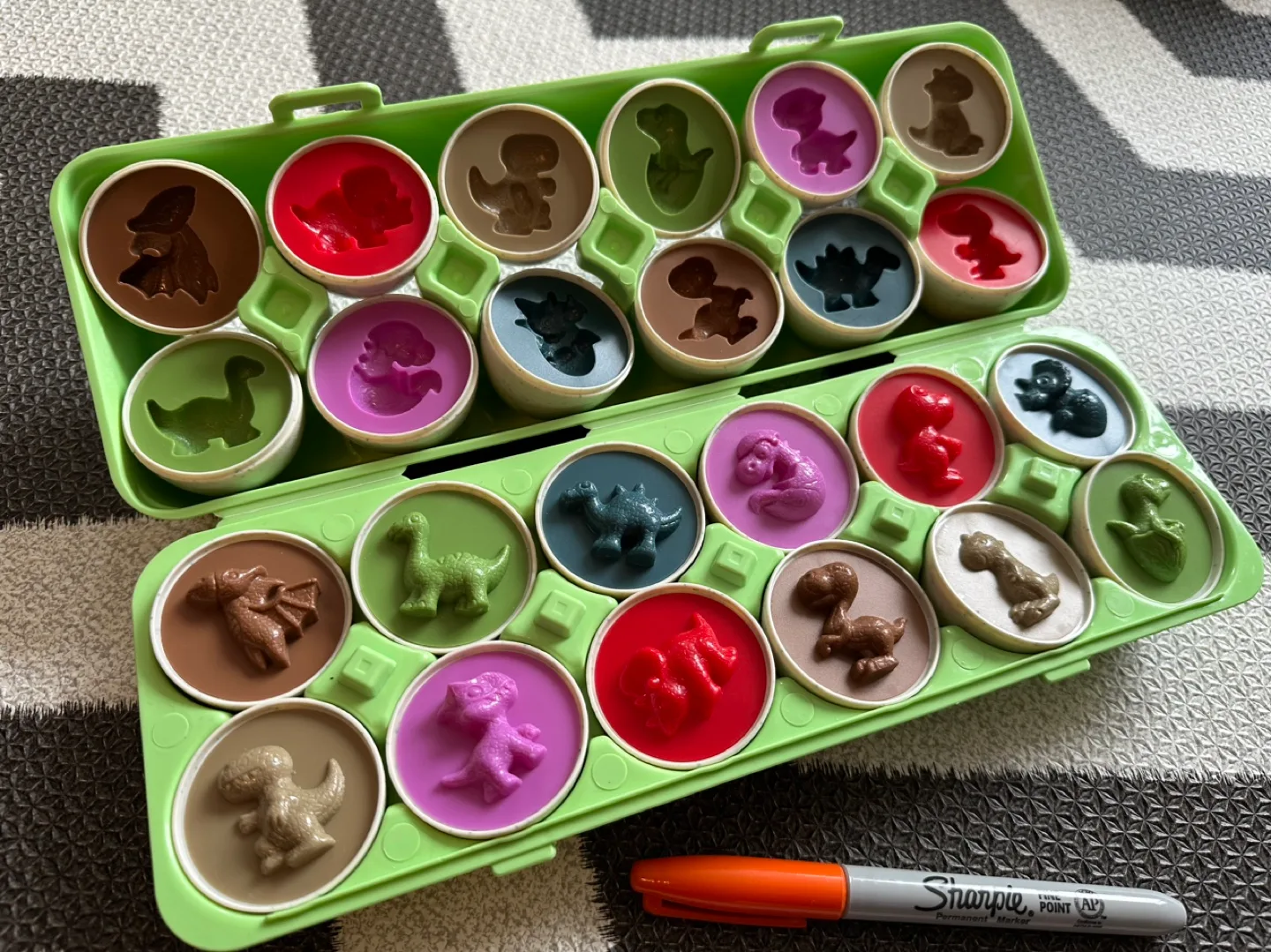 Dinosaur Eggs Matching Game thumbnail