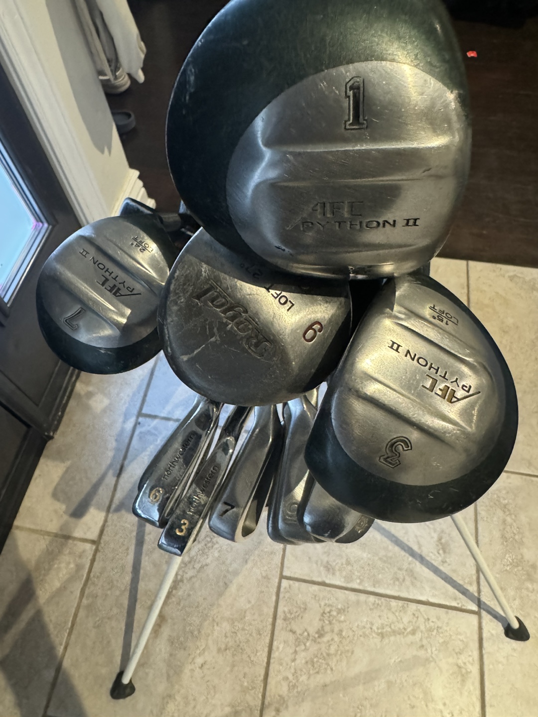 Beginner Golf Set – Titleist Bag Included! - photo 3