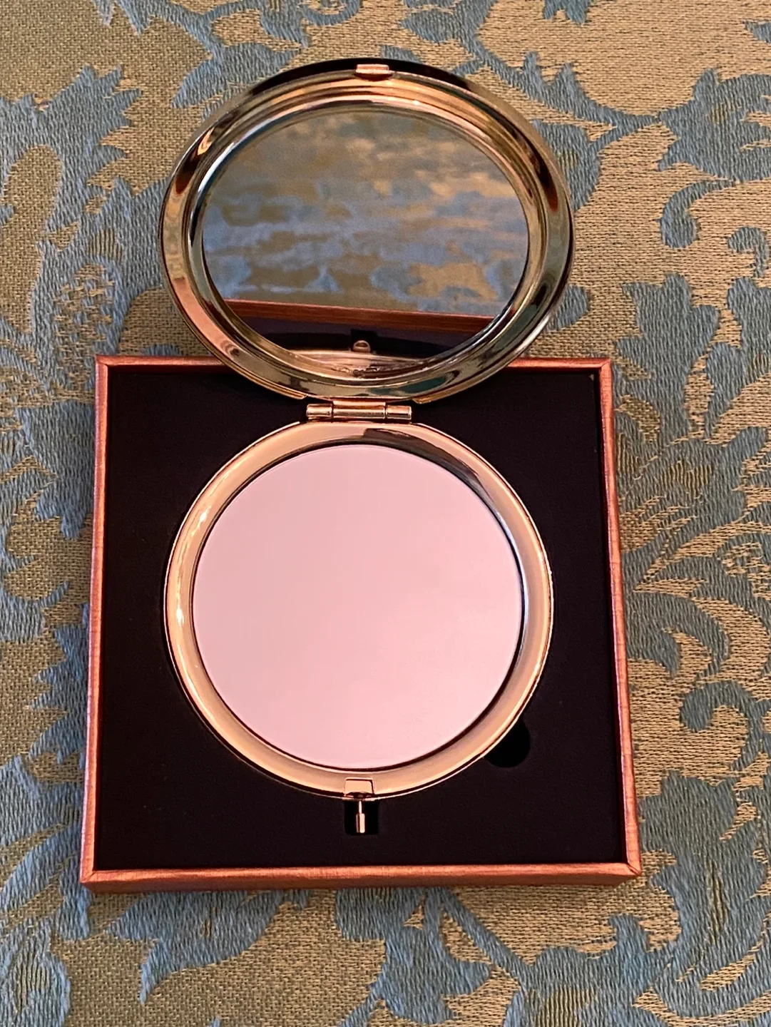Shen Yun Compact with Double Mirror & Mother of Pearl Inlay image indicator(4)