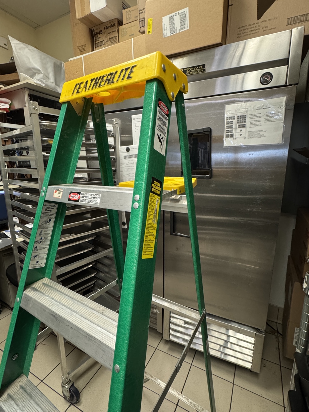 Featherlite 6 ft. Fiberglass Step Ladder with Tray - photo 4