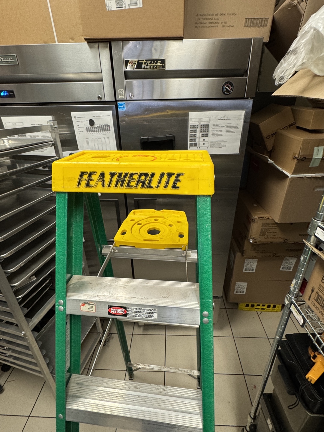 Featherlite 6 ft. Fiberglass Step Ladder with Tray - photo 3