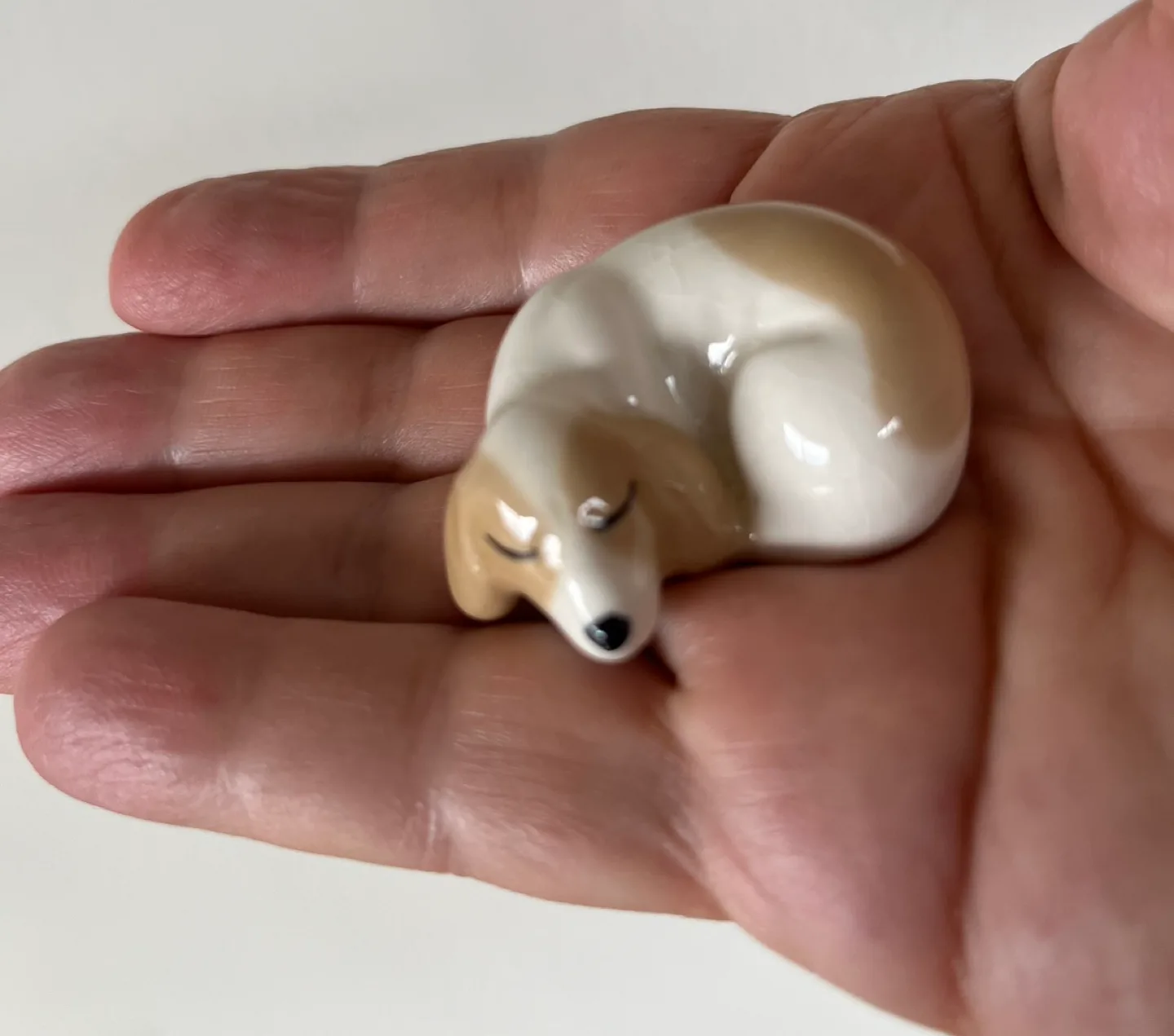 Miniature Sleeping Dog porcelain Figurine image indicator(4)