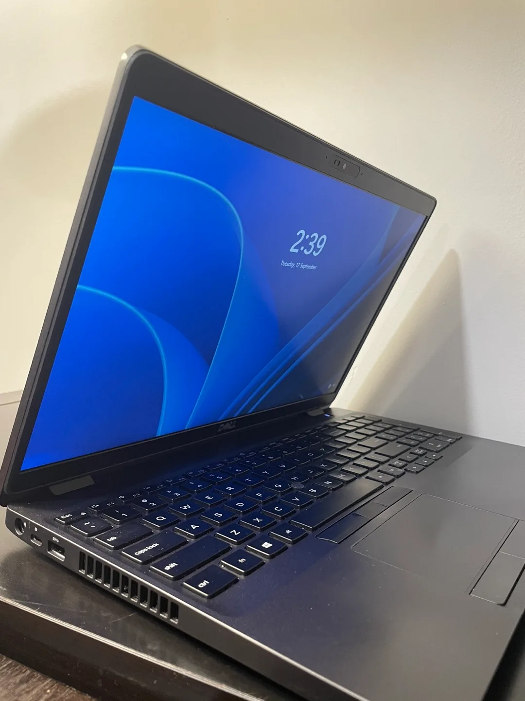 Dell Latitude 5500 Windows 11 Laptop - 16 GB RAM, 512 GB SSD image indicator(2)