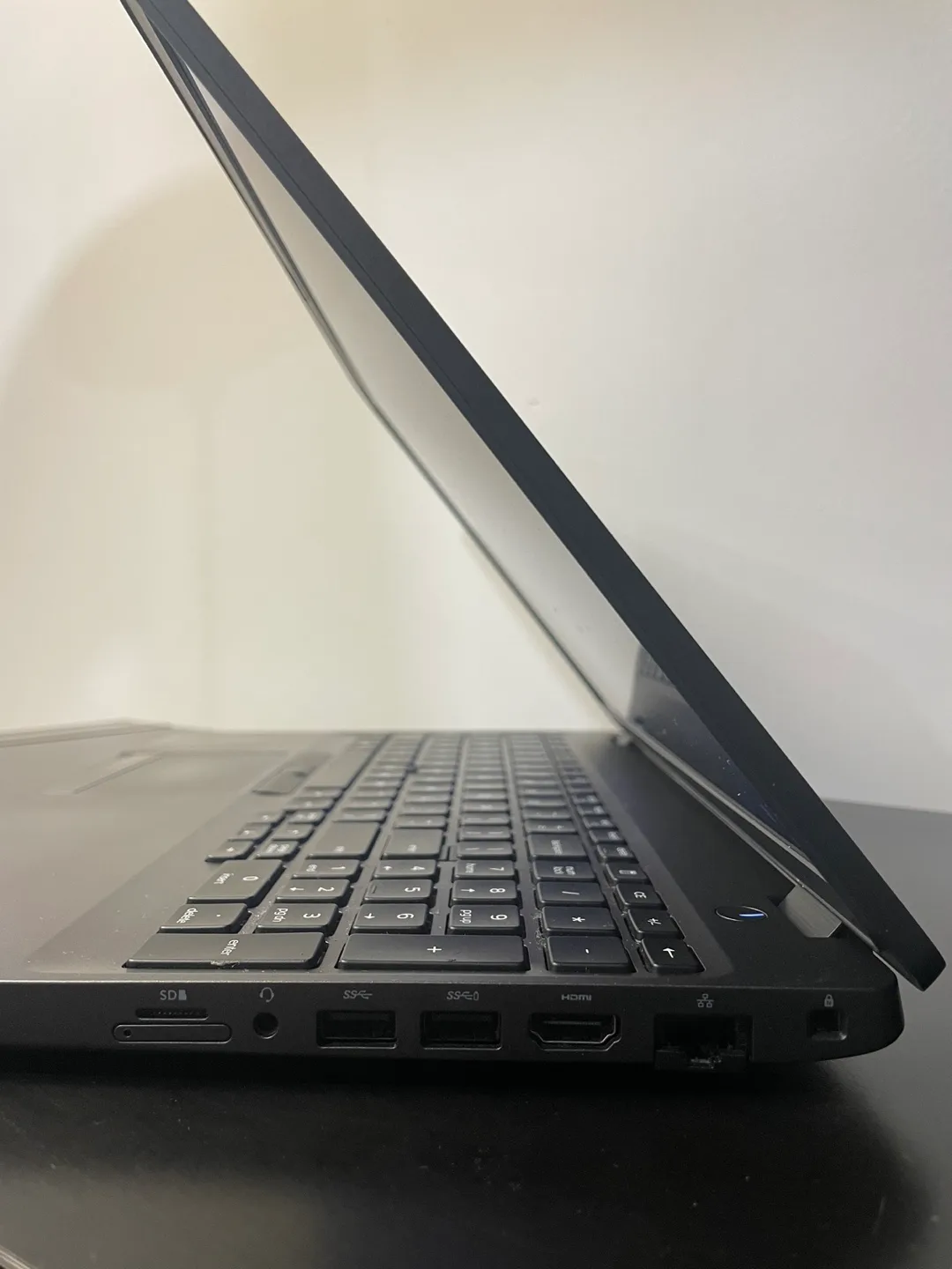 Dell Latitude 5500 Windows 11 Laptop - 16 GB RAM, 512 GB SSD image indicator(4)