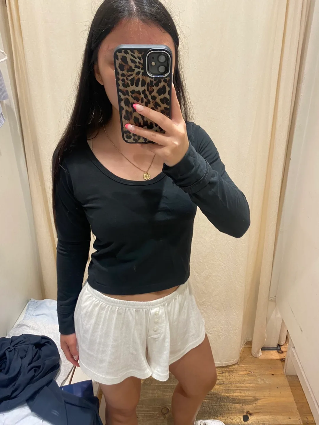 Brandy Melville Black Long Sleeve Crop Top image indicator(2)