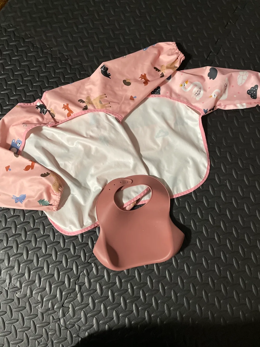 Baby Bib with Sleeves image indicator(2)
