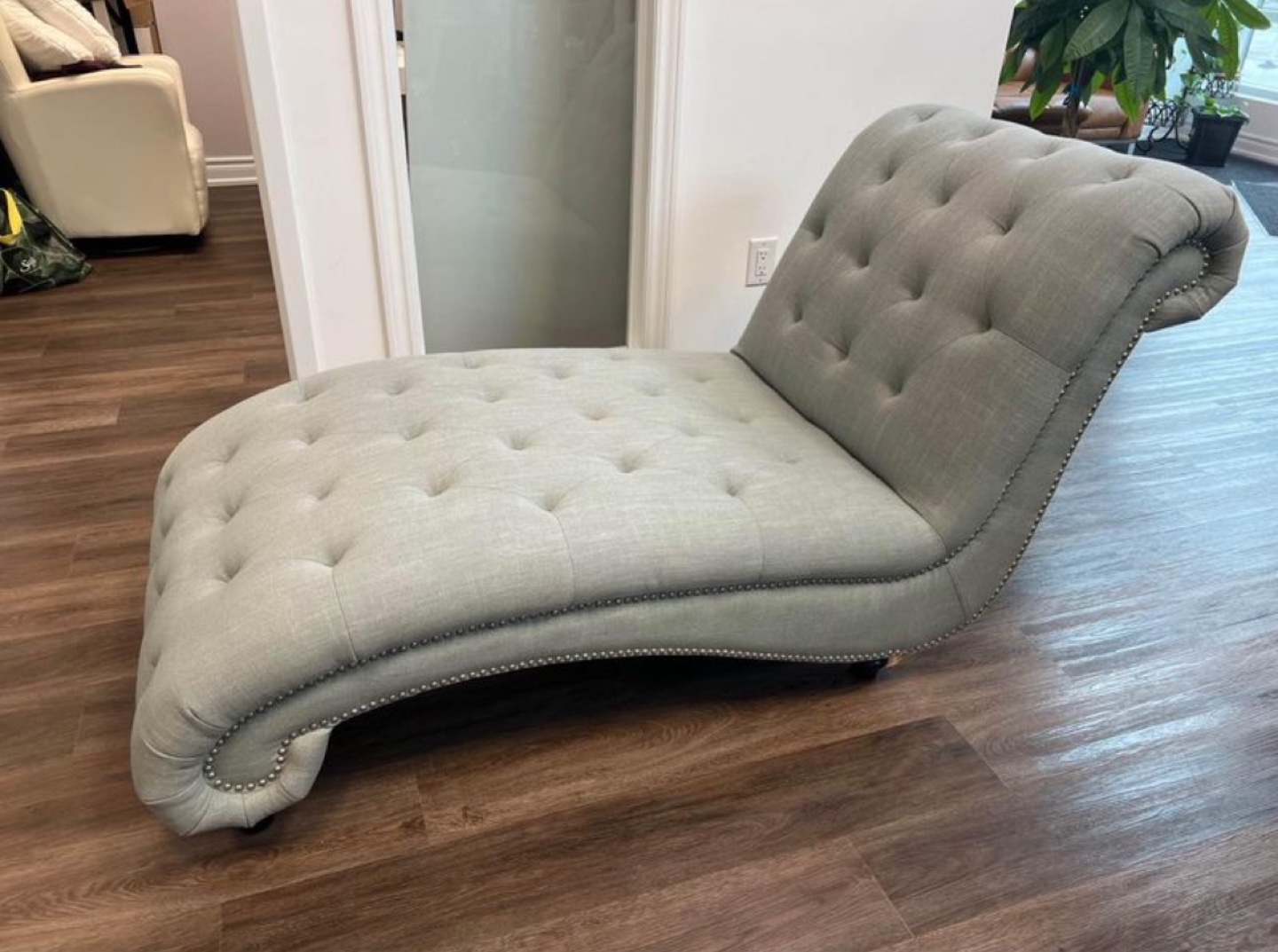 Upholstered Oversized Chaise Lounge in Perfect Condition! - photo 2