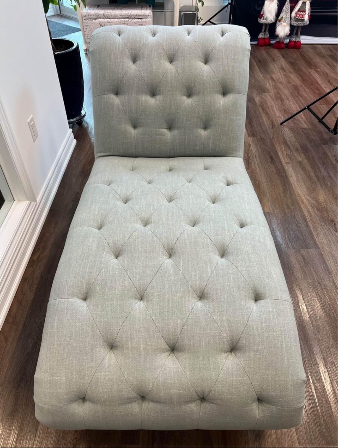 Upholstered Oversized Chaise Lounge in Perfect Condition! - photo 5