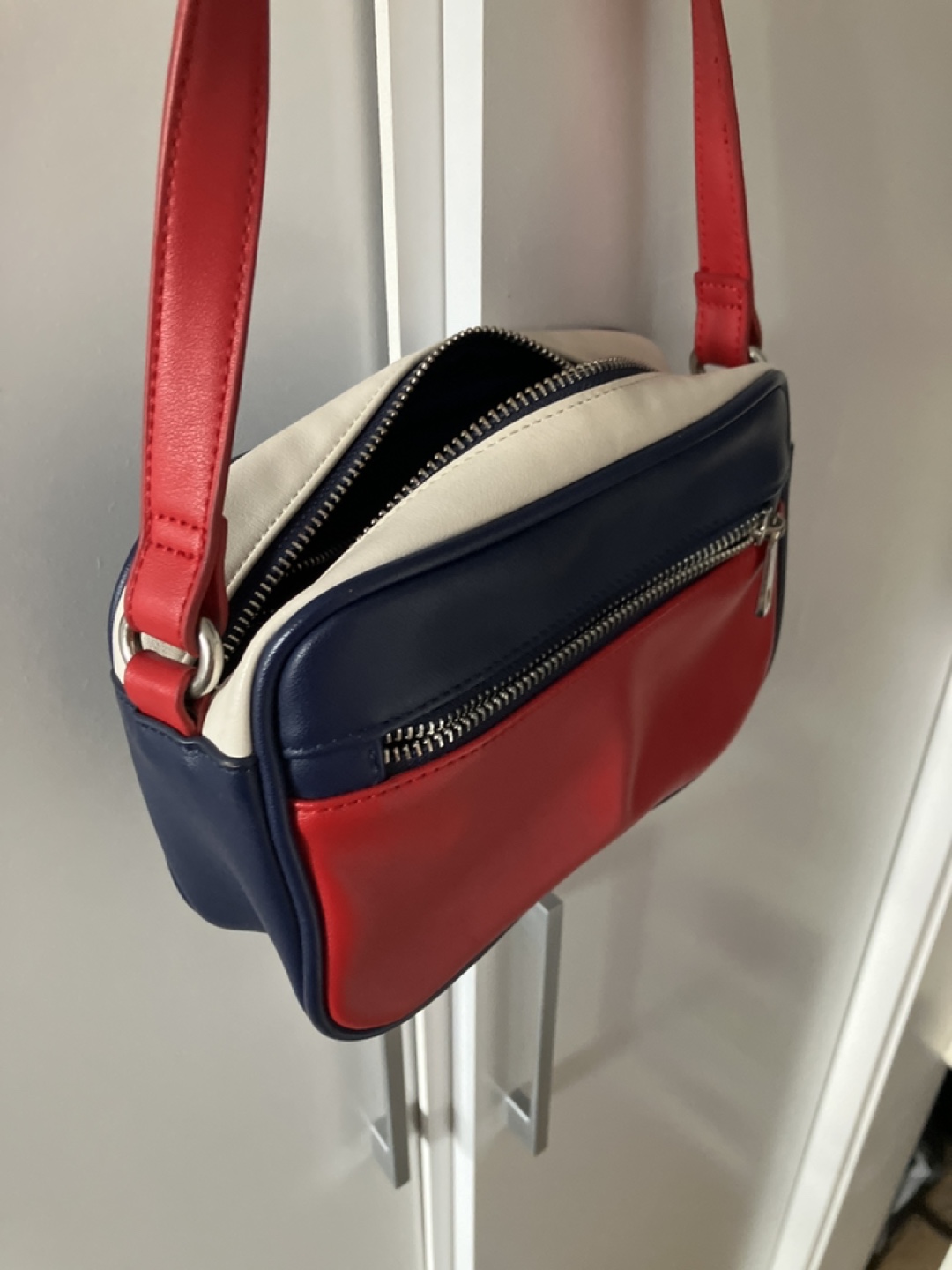 Free Crossbody Bag - photo 3
