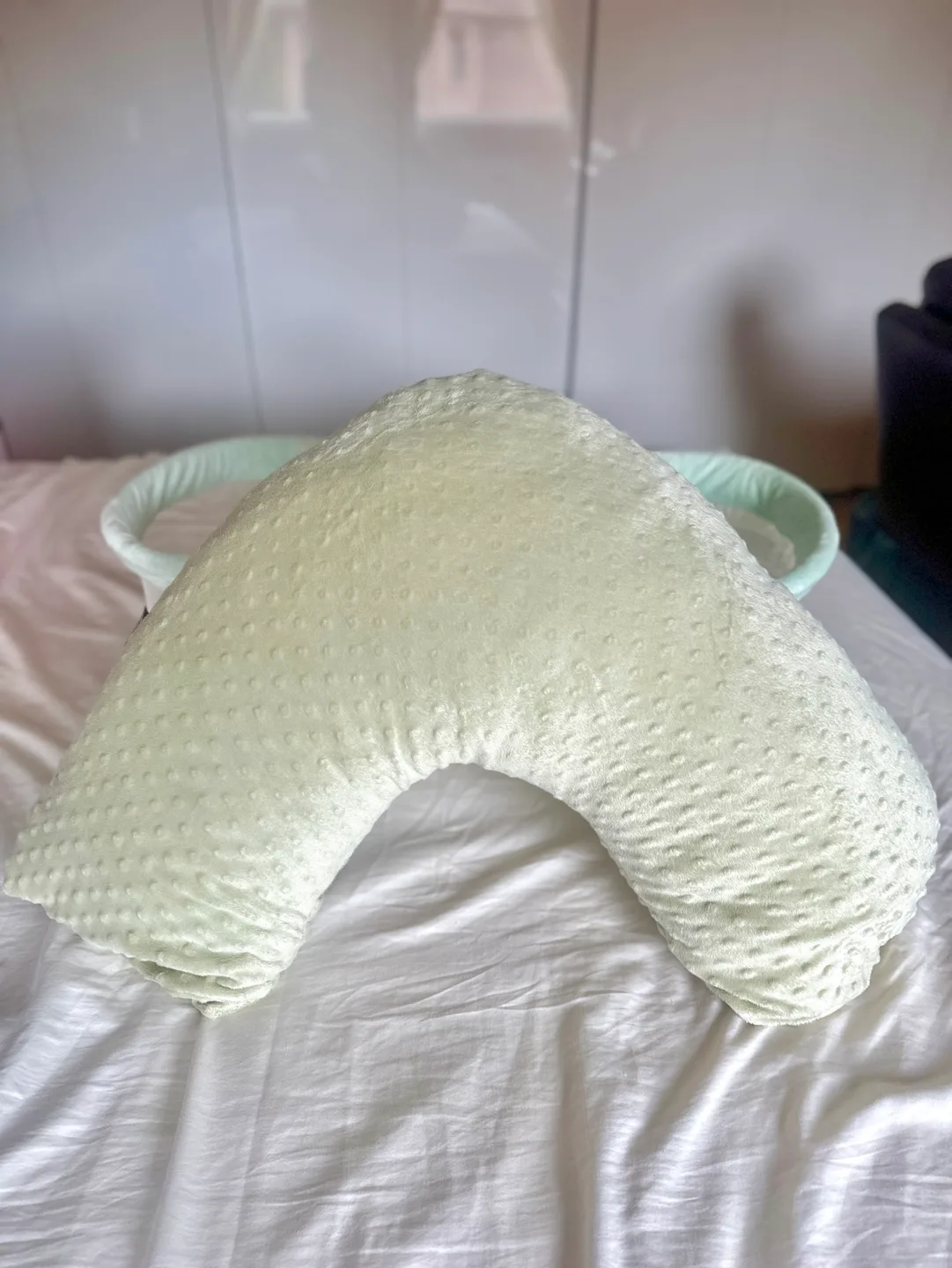 Convertible In Bed Bassinet & Nursing Pillow image indicator(4)