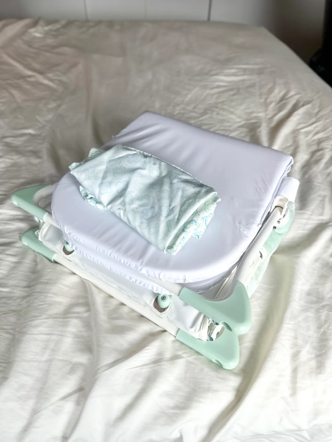 Convertible In Bed Bassinet & Nursing Pillow image indicator(3)