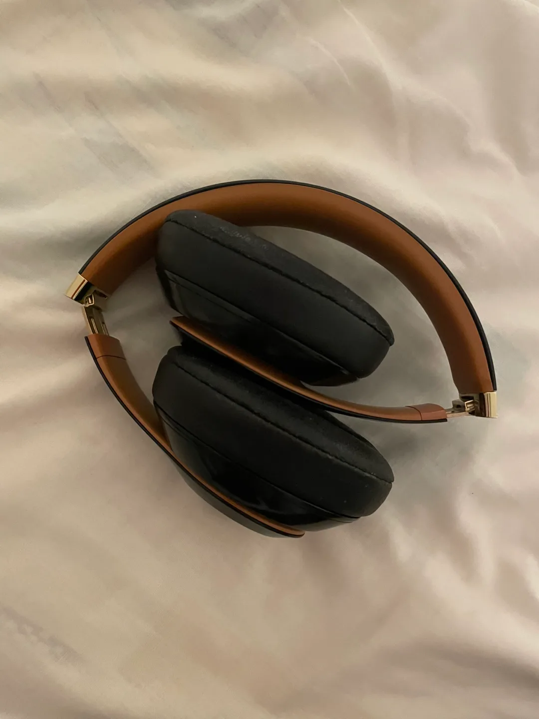 Beats by Dre Wireless Headphones image indicator(5)