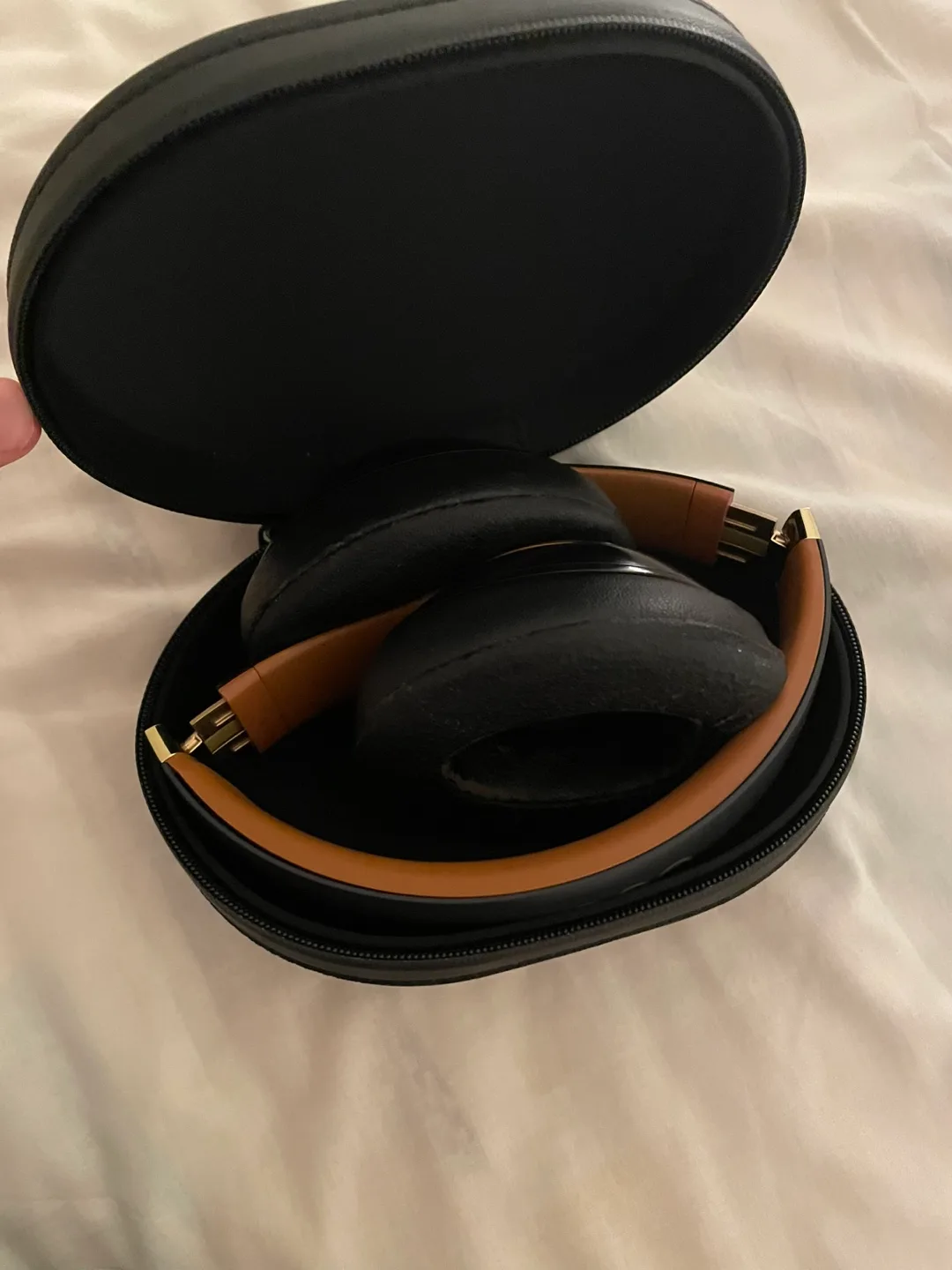 Beats by Dre Wireless Headphones image indicator(4)