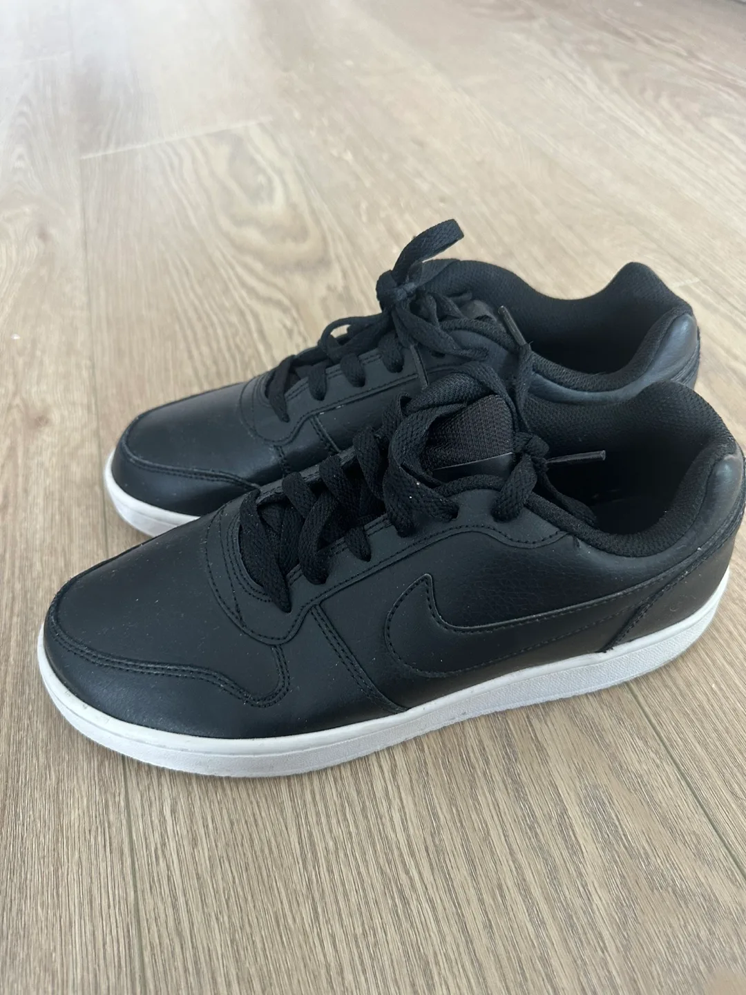 Nike Court Borough Low 2 image indicator(2)