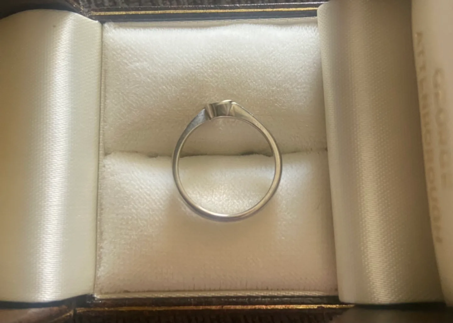 18k white gold Ring image indicator(3)