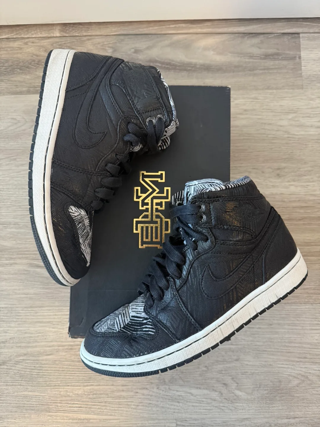 Air Jordan 1 Retro High 'Black/White' Size 8 image indicator(4)