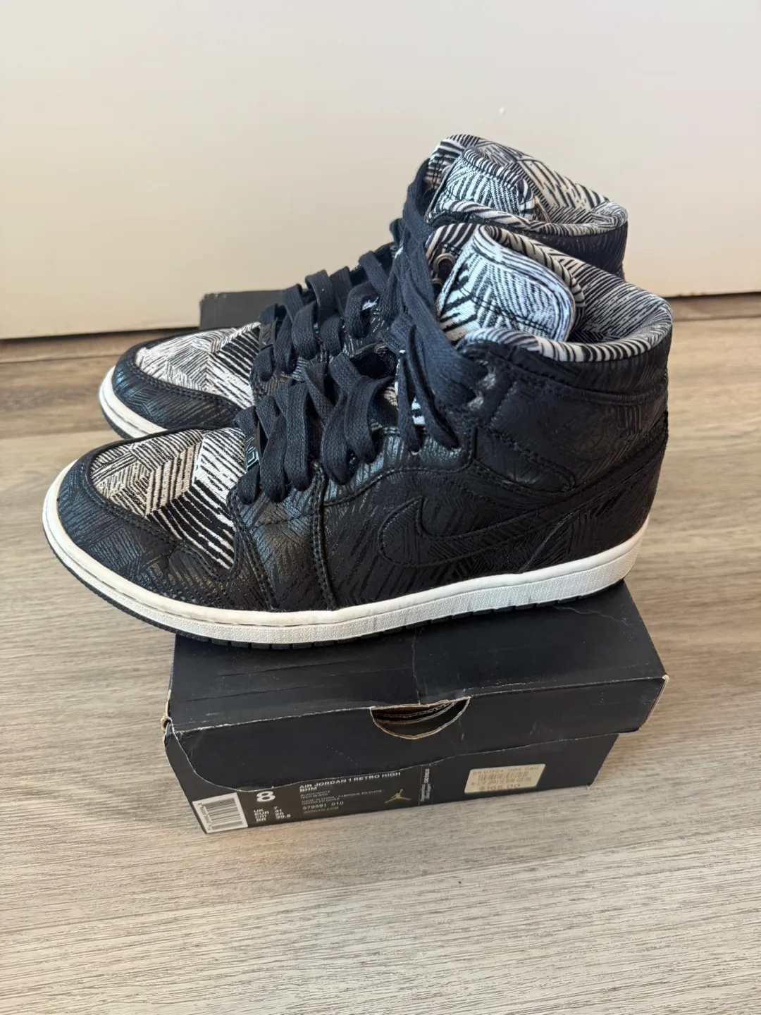 Air Jordan 1 Retro High 'Black/White' Size 8 image indicator(2)