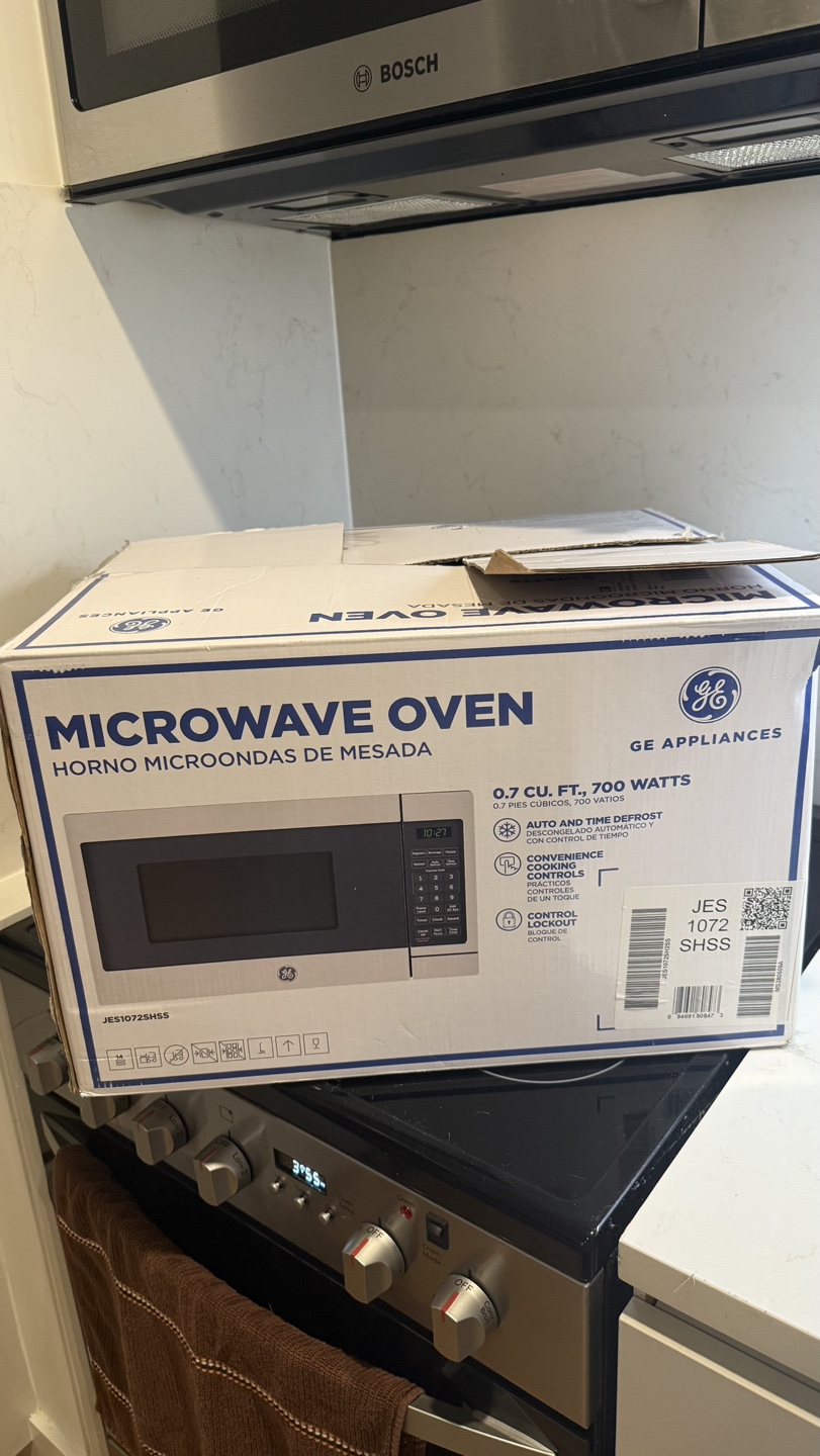 GE Microwave Oven - 0.7 Cu. Ft, 700 Watts - photo 2