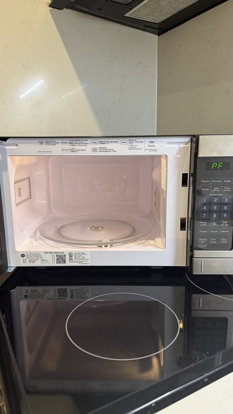 GE Microwave Oven - 0.7 Cu. Ft, 700 Watts - photo 3