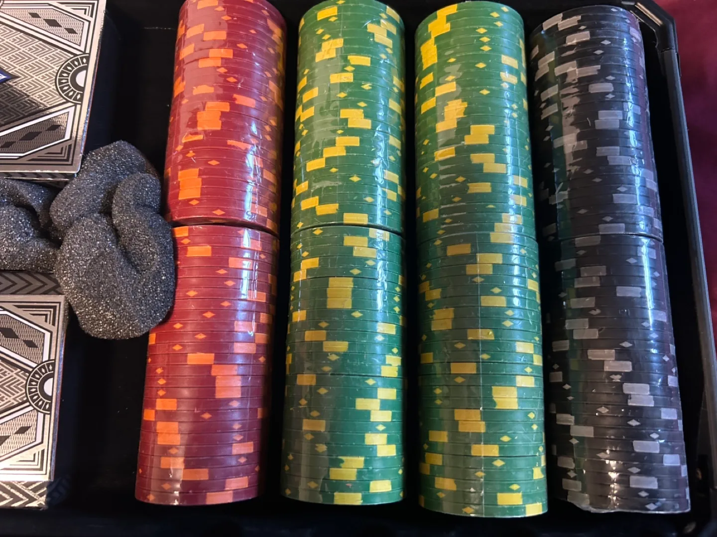 Poker Chip Set with Case image indicator(4)