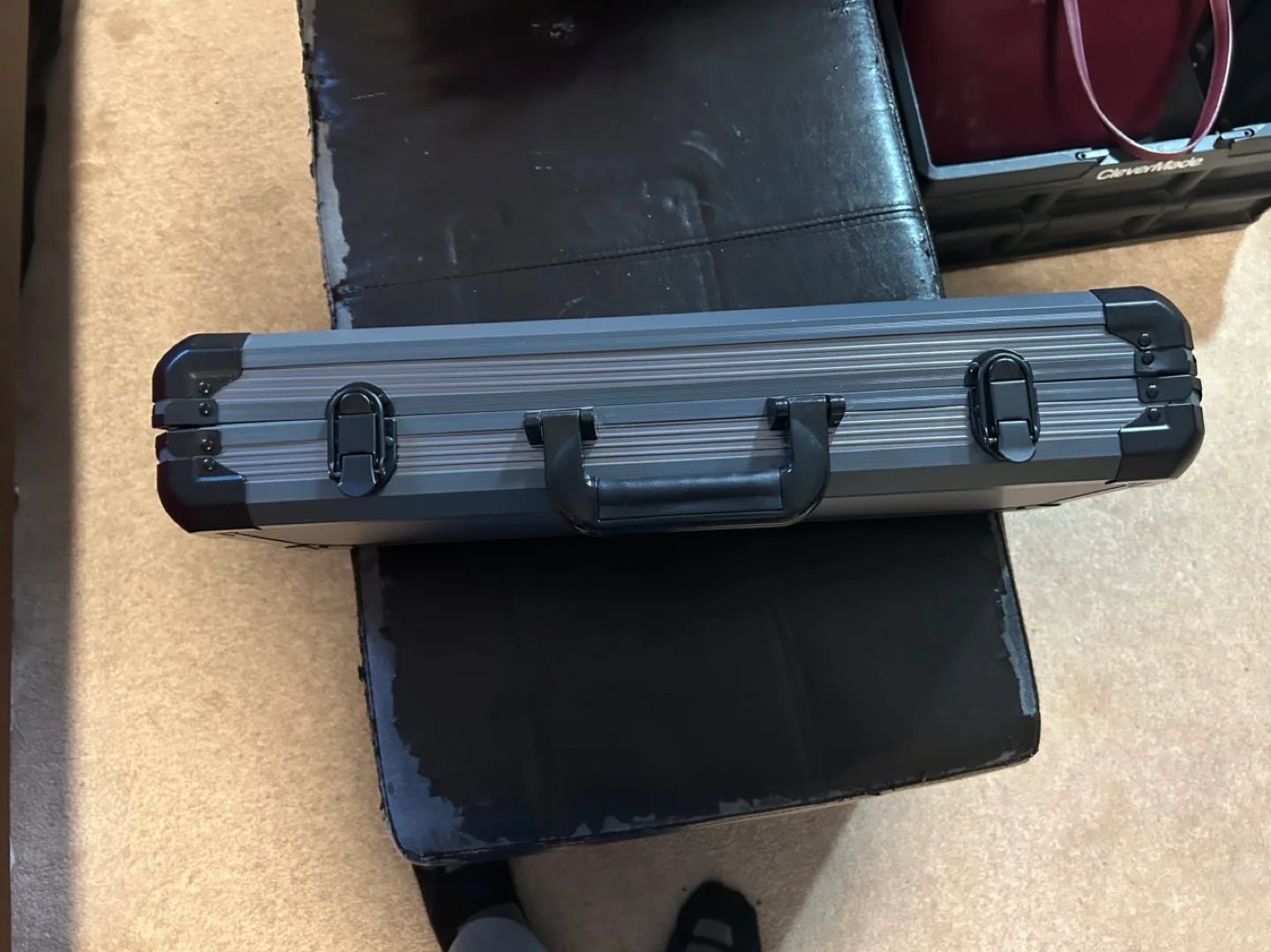 Poker Chip Set with Case image indicator(7)